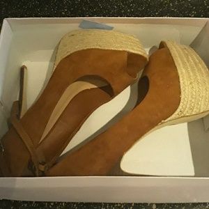 MAKE A OFFER LOOKING TO SELL TODAY Brown heels